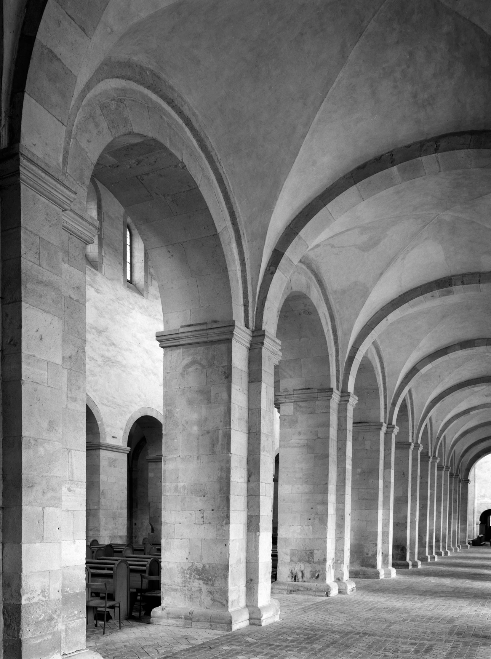 a very long row of pillars on a building