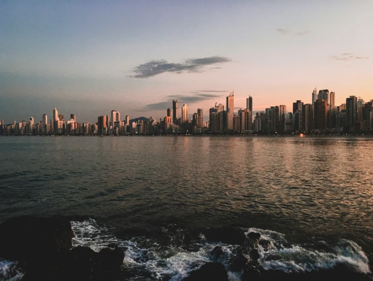 the skyline in chicago, which is near the water