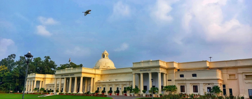 a bird is flying by a white building