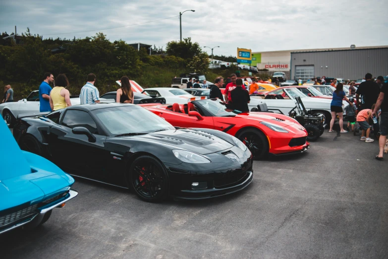 a group of cars are parked in front of a building