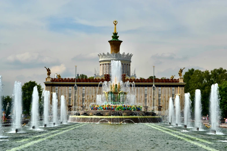 the fountain of life is surrounded by many fountains