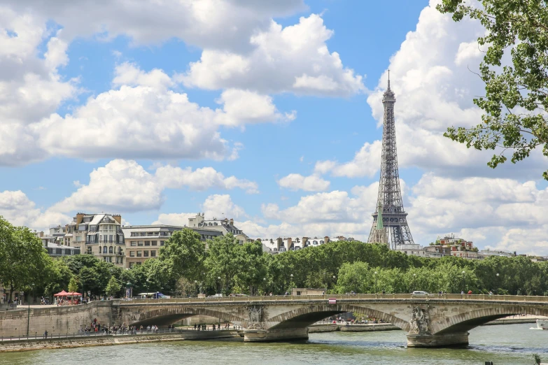 an image of a city setting on a river