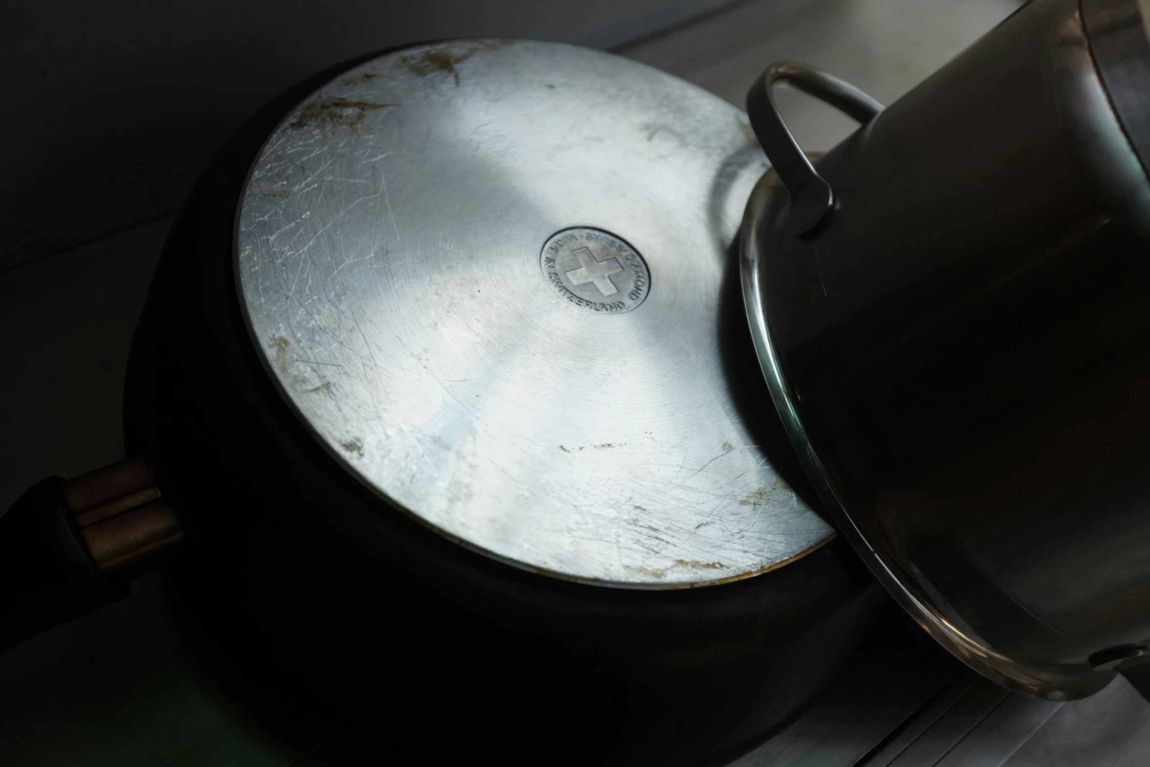 the bottom part of an aluminum pot with a lid