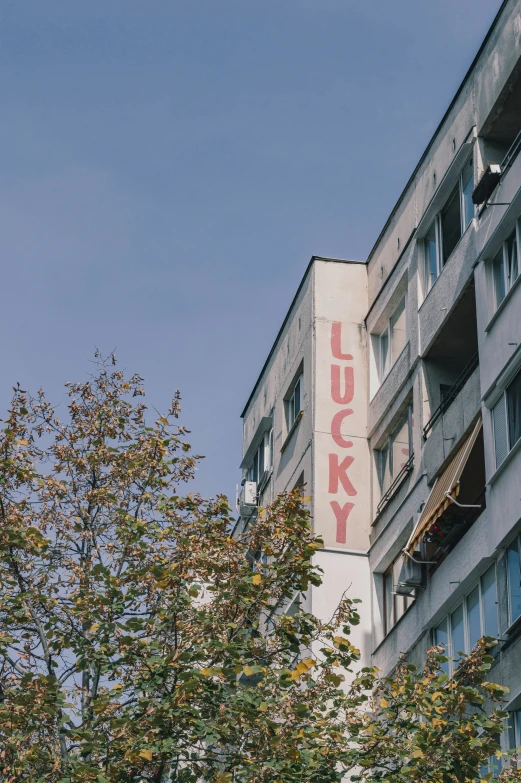 the letters lucky are painted on the side of an apartment building