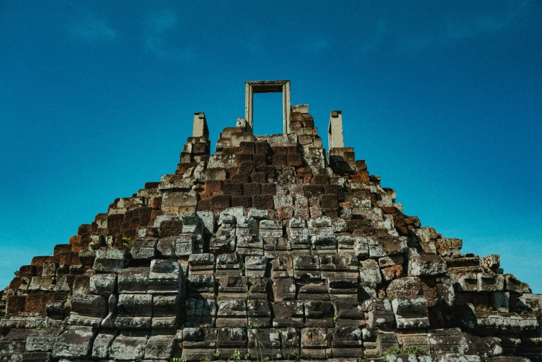 a building made of many different pieces of rocks