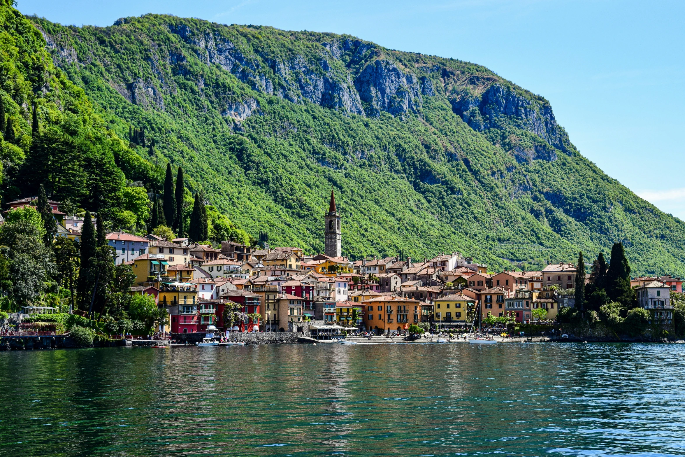 many buildings are on the banks of the water