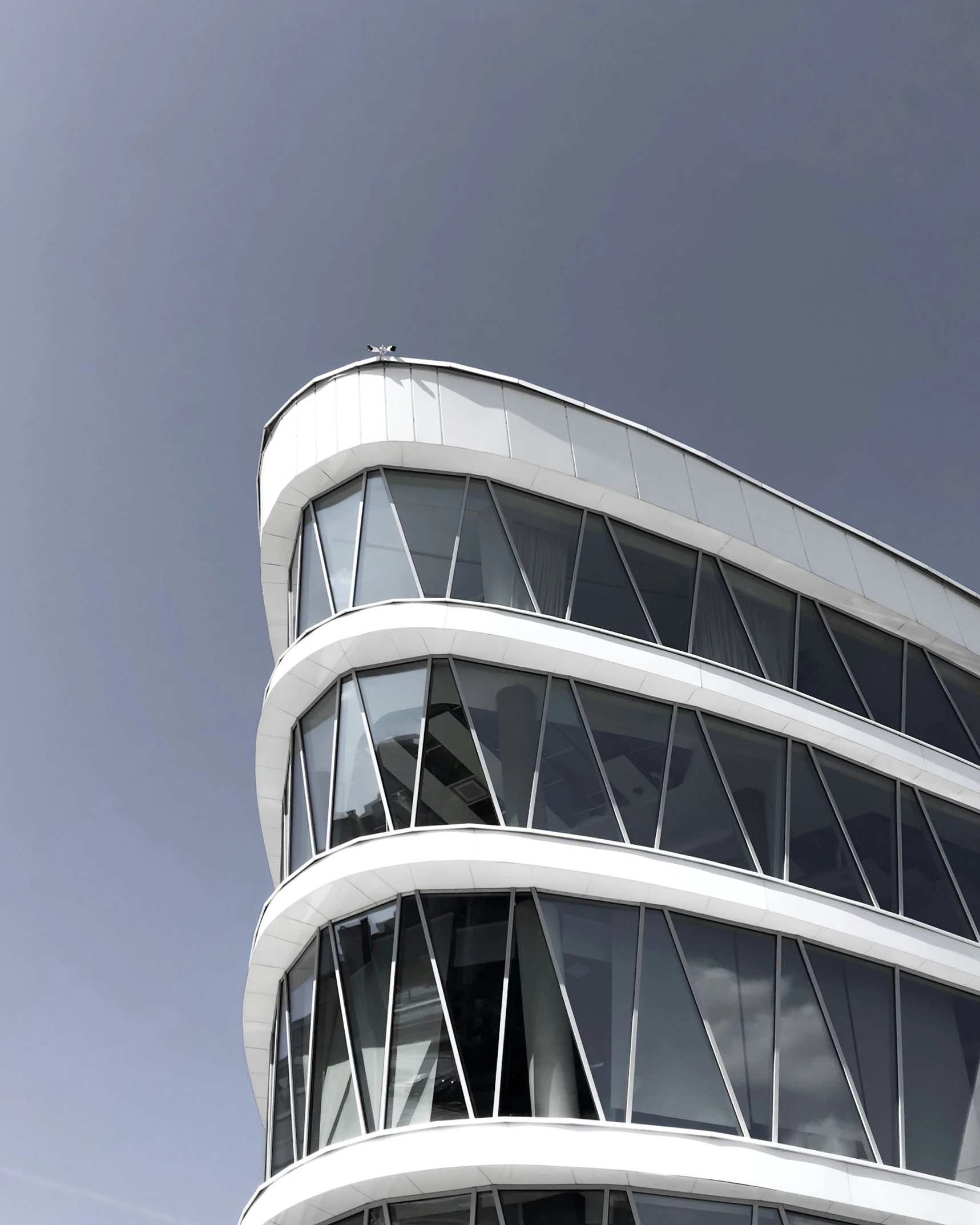 the corner of an architectural structure with white paint