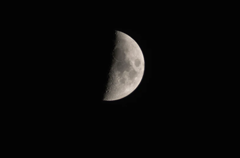 the crescent of the moon in the dark night sky