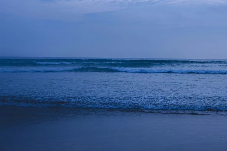 an image of ocean waves that are rolling in to shore