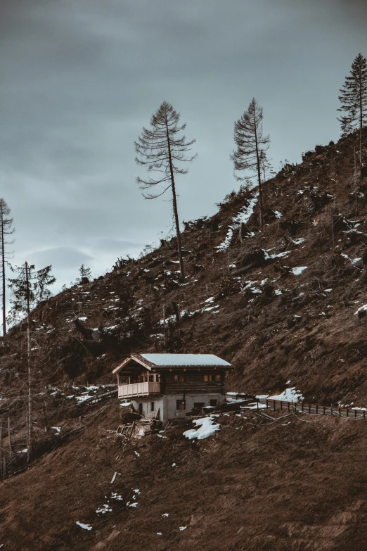 a small cottage that is on the side of a hill