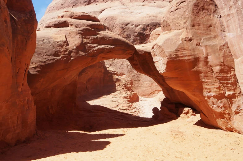 a narrow narrow passage into a cave filled with rocks