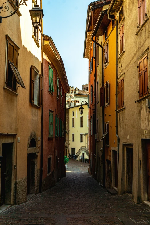 the narrow street has several windows in it