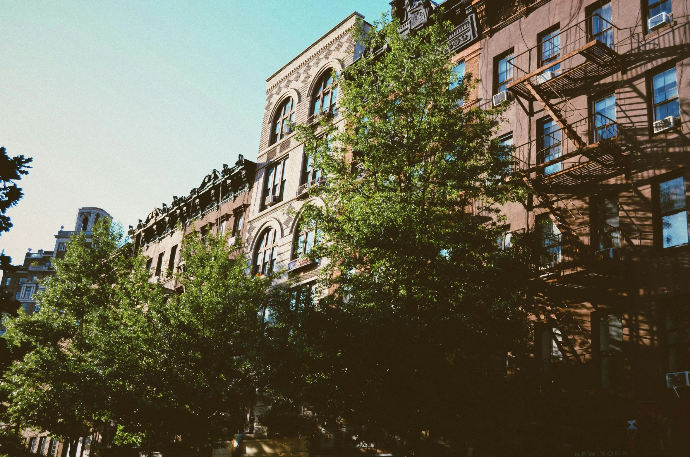 this po shows an apartment building in the city