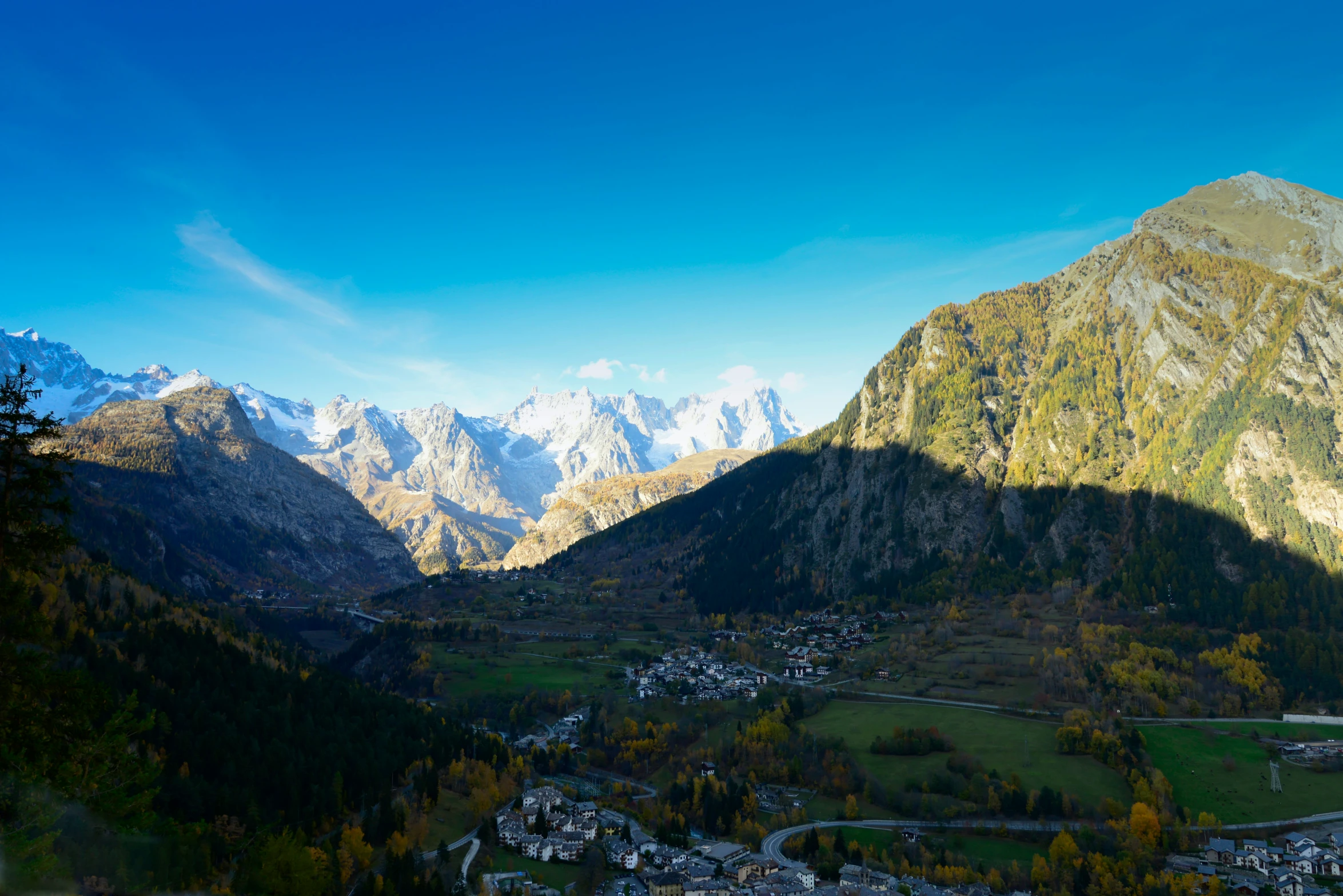 a mountain is shown surrounded by small towns and trees