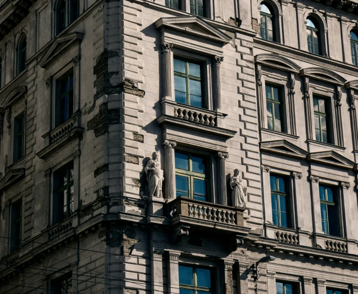 the side of a very old building that has many windows