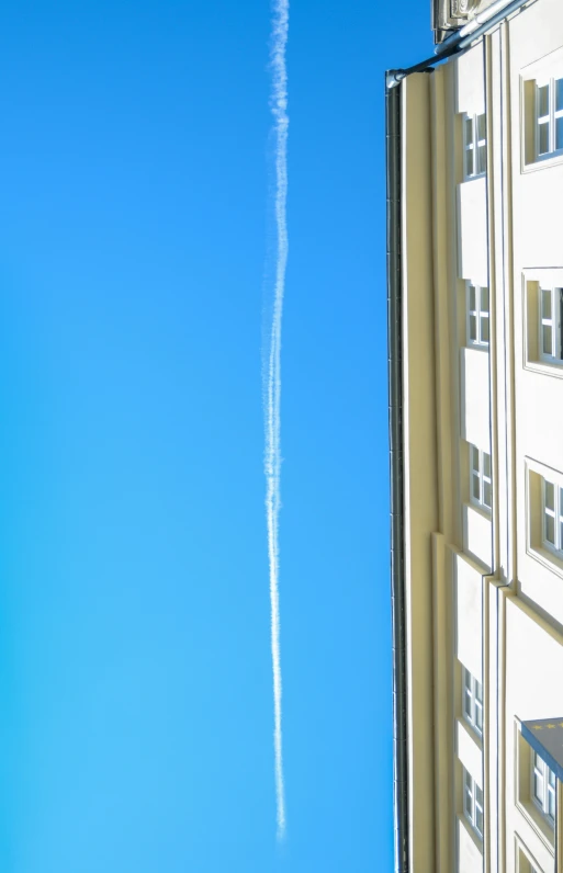 an airplane is flying through the sky as a contrails in the sky