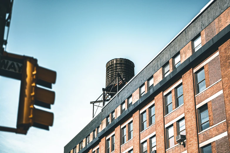 there are many buildings in front of the stop lights