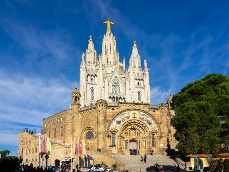 there is an ornate building that has gold detailing