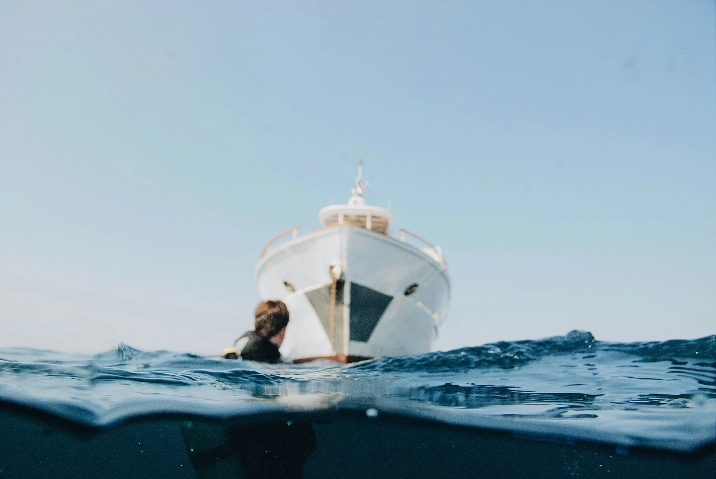 the front end of a boat in the ocean