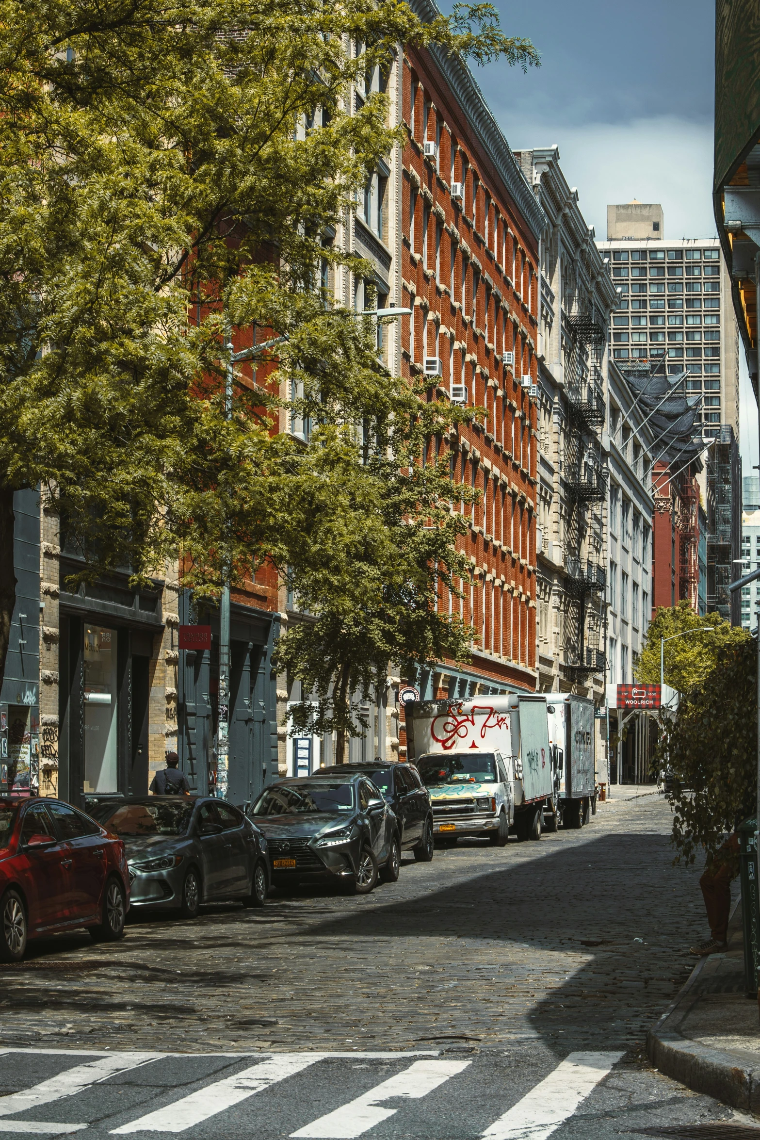 a view of a street that is very narrow