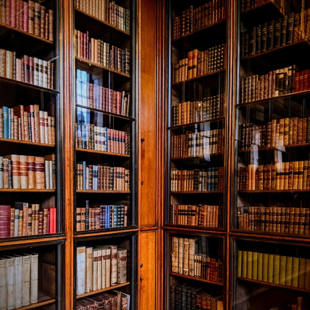 there are many books on display in the liry