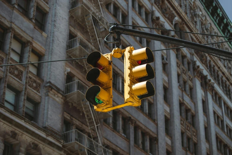 a traffic signal in front of an apartment building