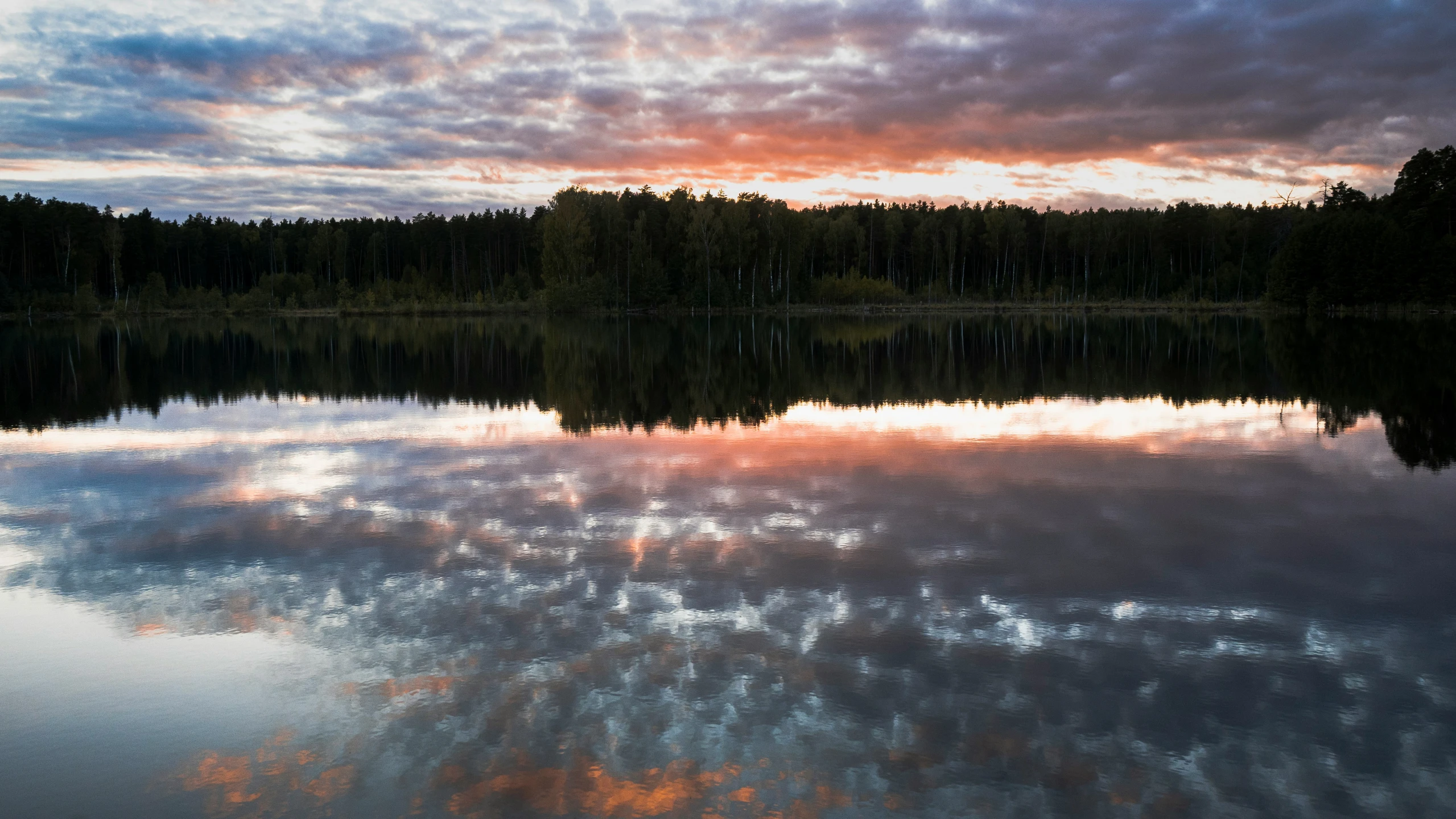 this is a beautiful po of a mountain lake