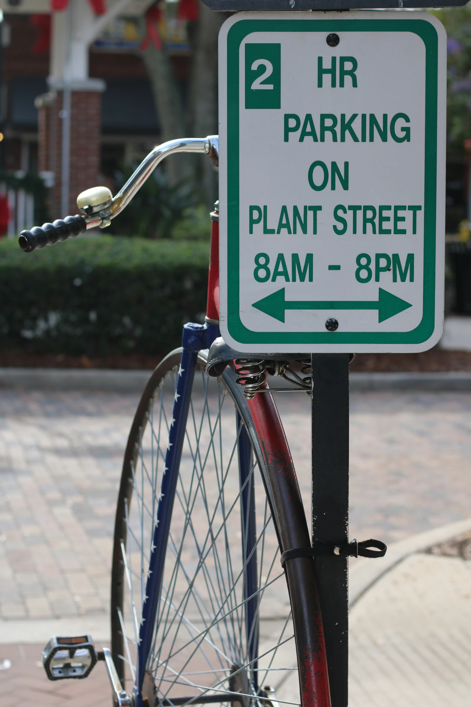 an outside sign that says, 2 hr parking on plant street and 8pm