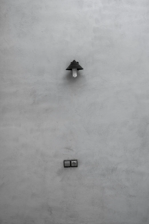 an empty floor with some kind of square shaped object