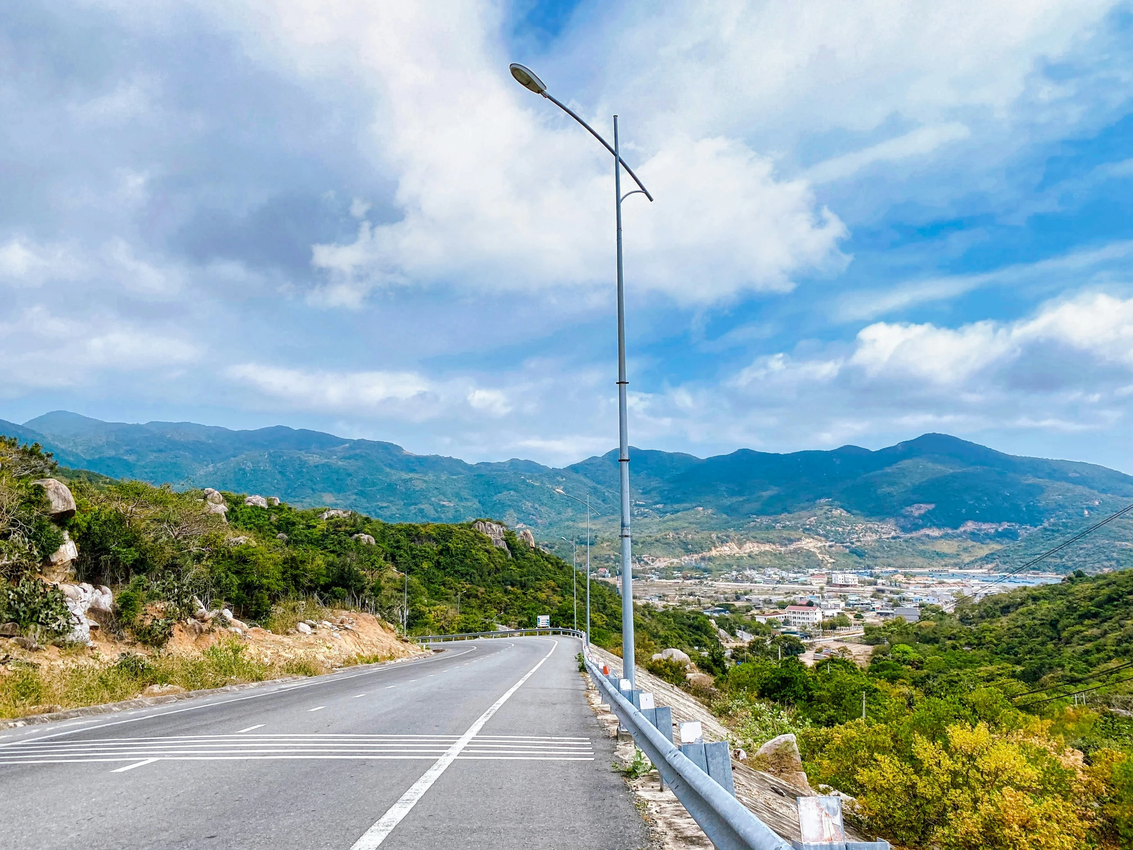 a street light that is on the side of a road