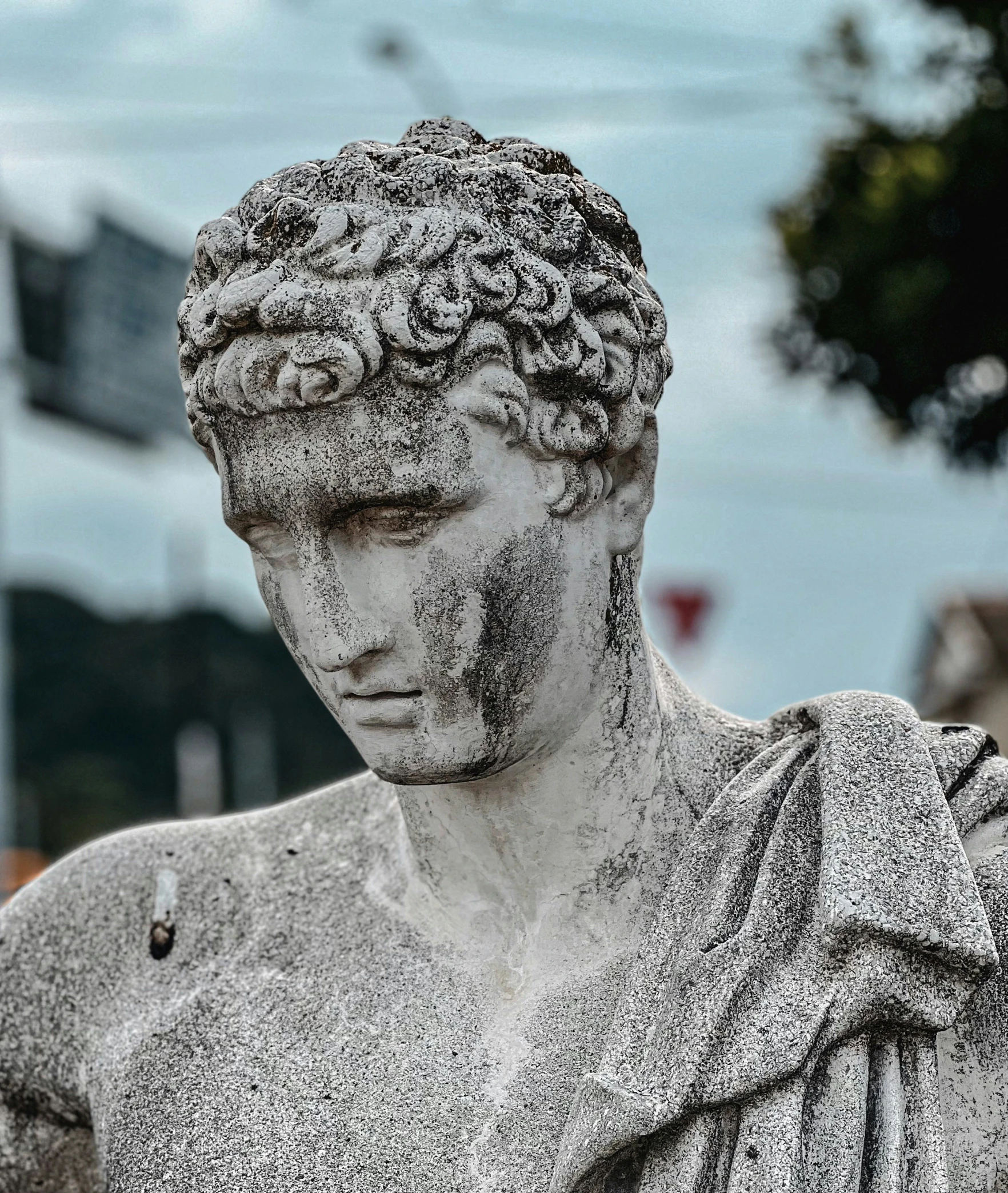 a marble busturizer of a male figure with a hairdoodle