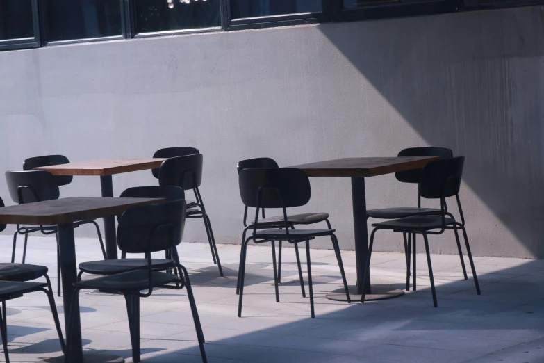 chairs and tables sitting in the middle of a courtyard