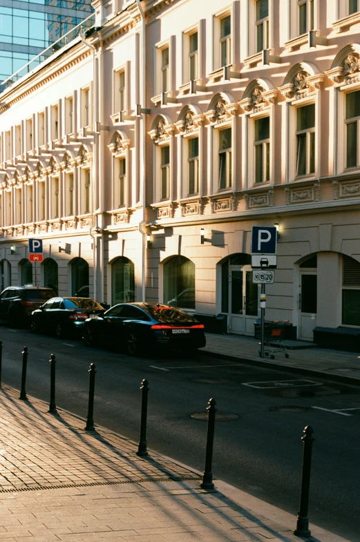 there are many cars driving down the city street