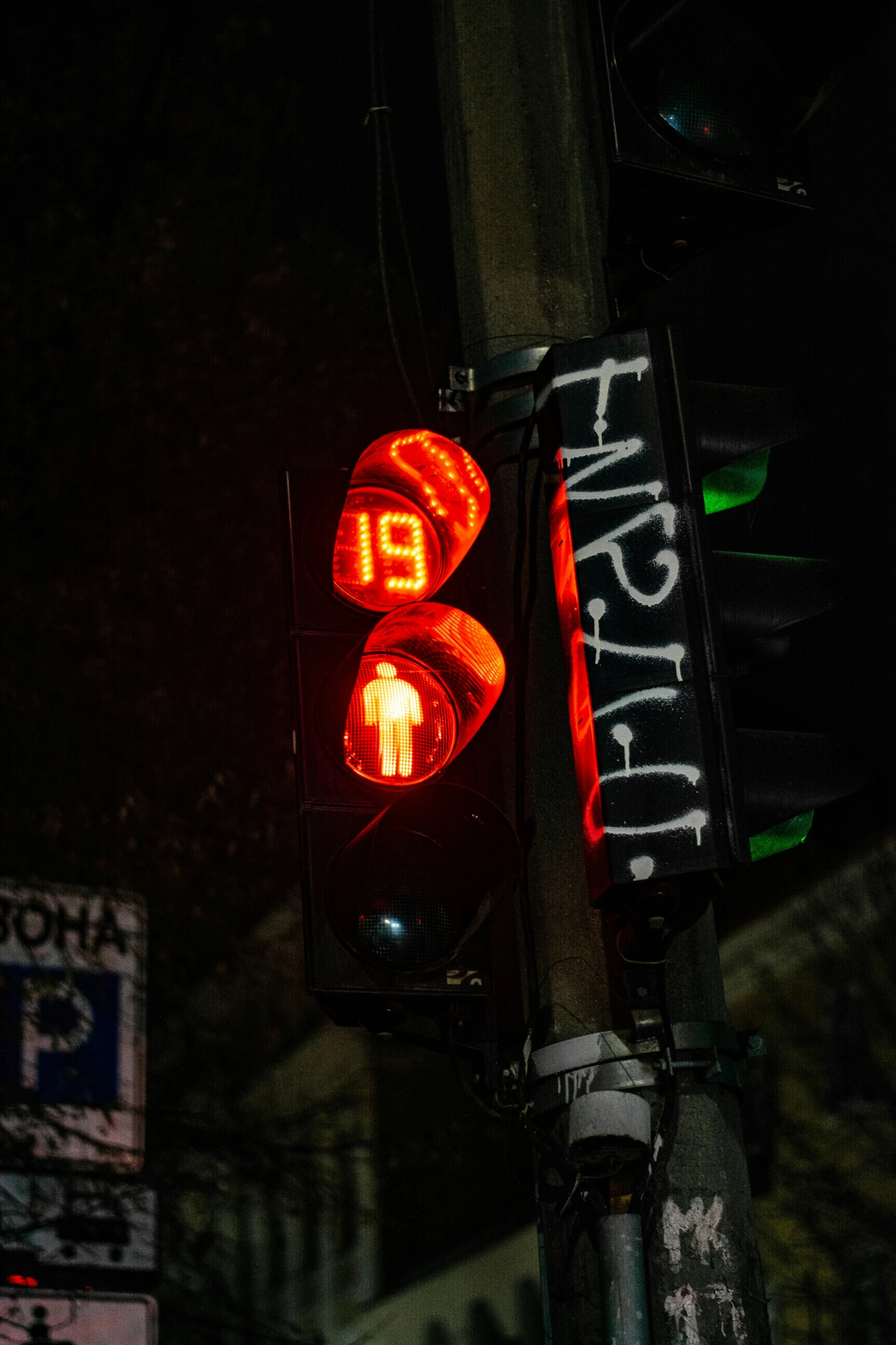 a traffic light with the number 19 on it