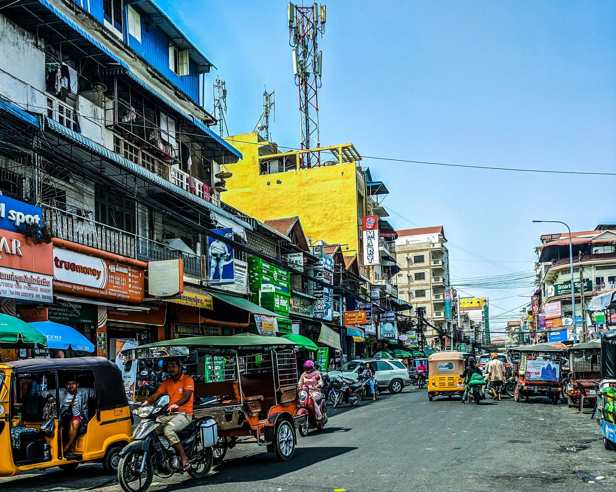 the city street is crowded with people and vendors