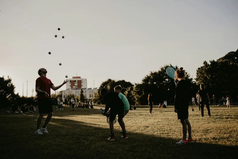 people are flying kites in the grass on a clear day