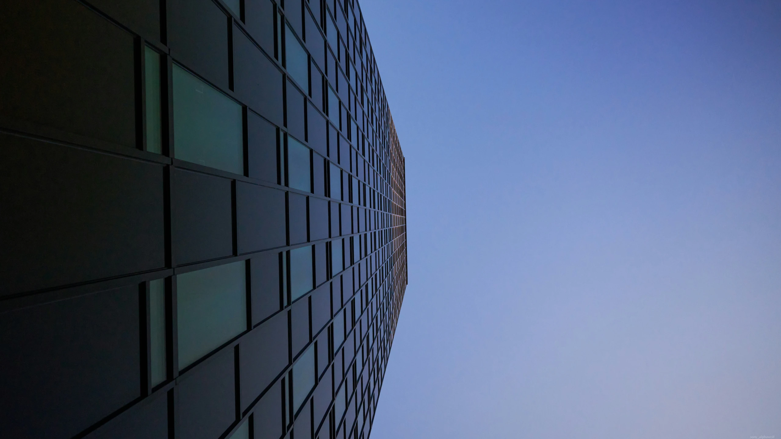 this is the side of a tall building in front of the sky