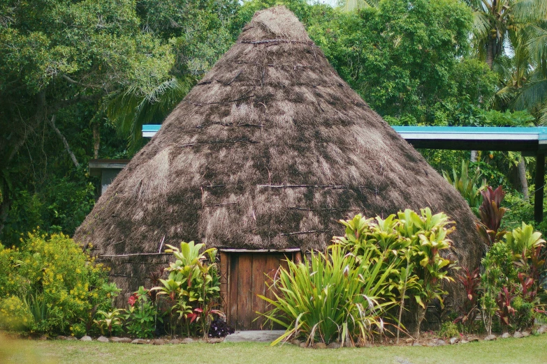 a building made out of straw and grass