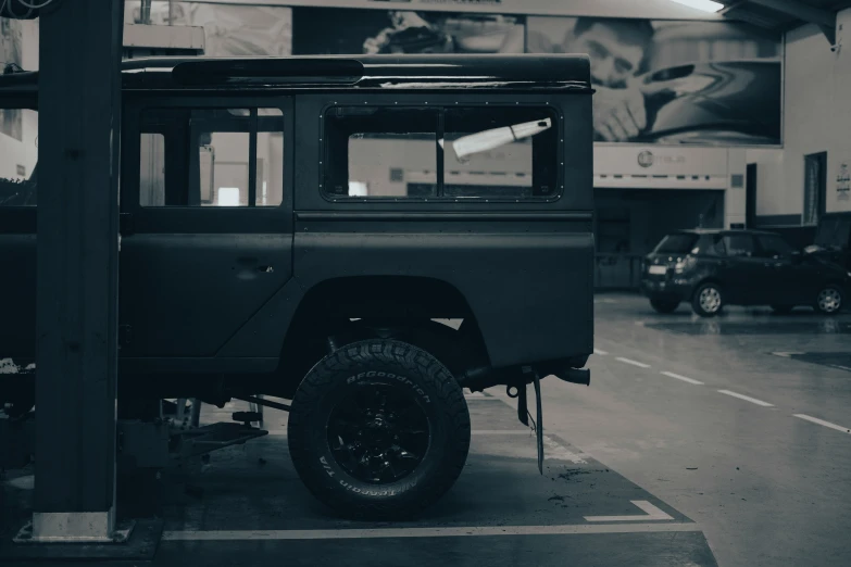 a black truck is sitting next to a building