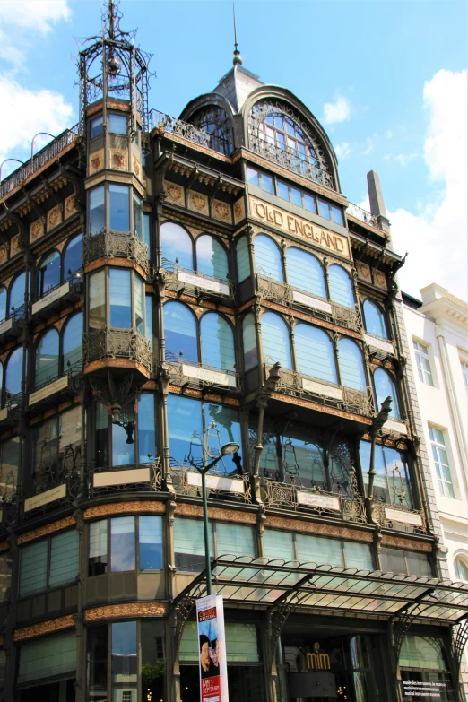 the corner of an old building has lots of windows