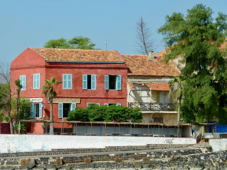 there are several brick houses that are next to each other