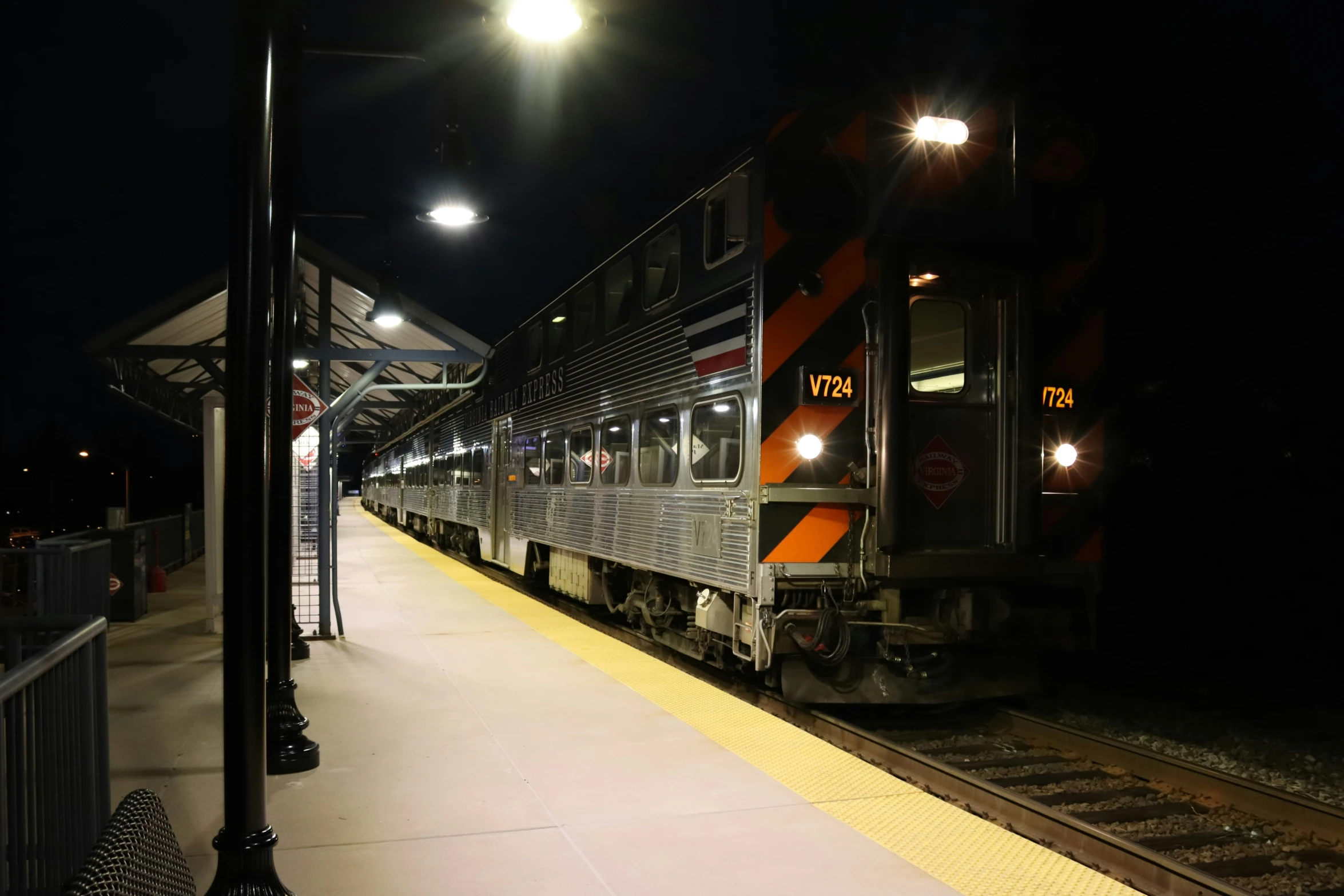 a train stopped at a train station at night