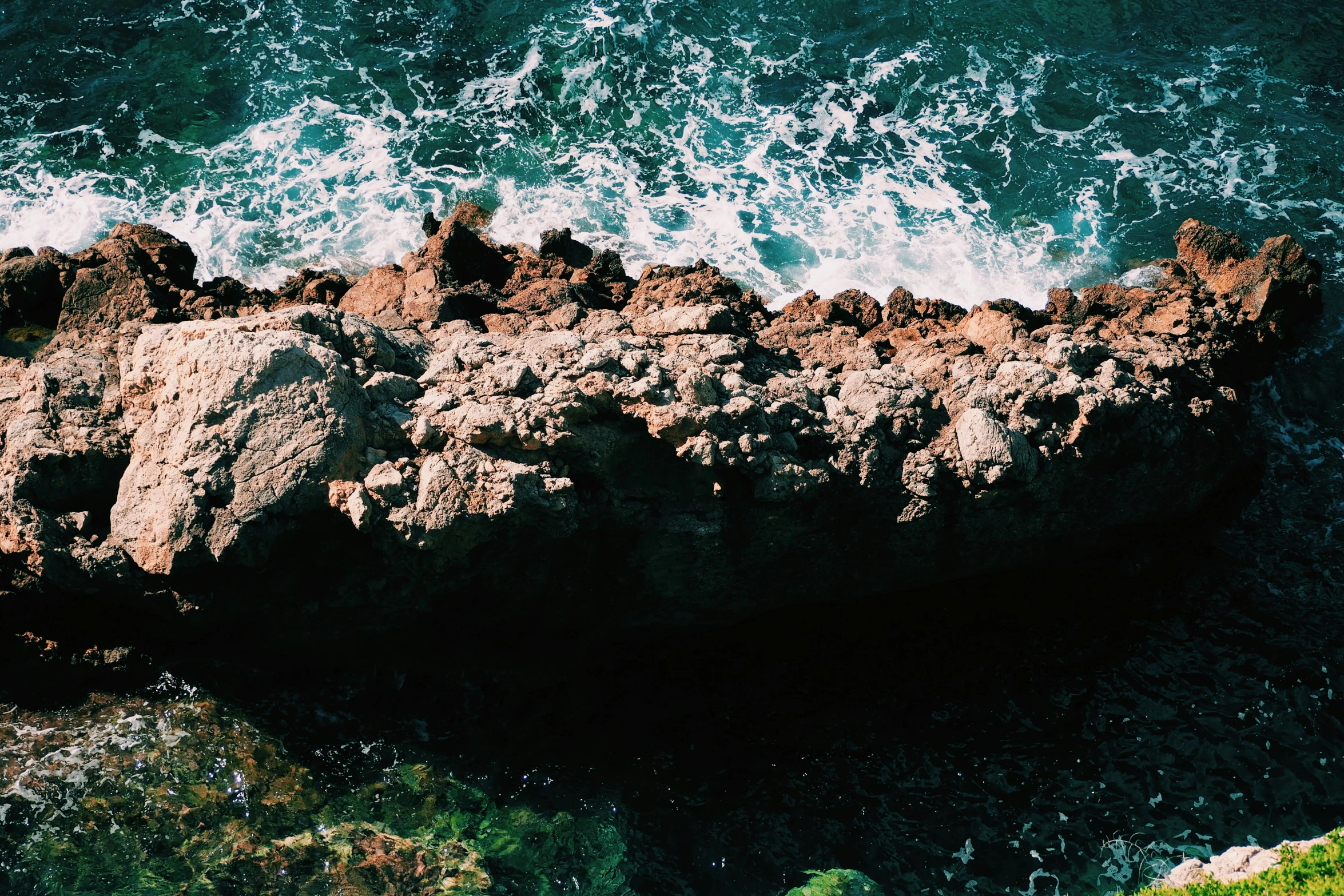 an aerial view of the rocks that are close together