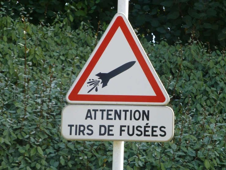 a sign that is written in french and has an eagle on it