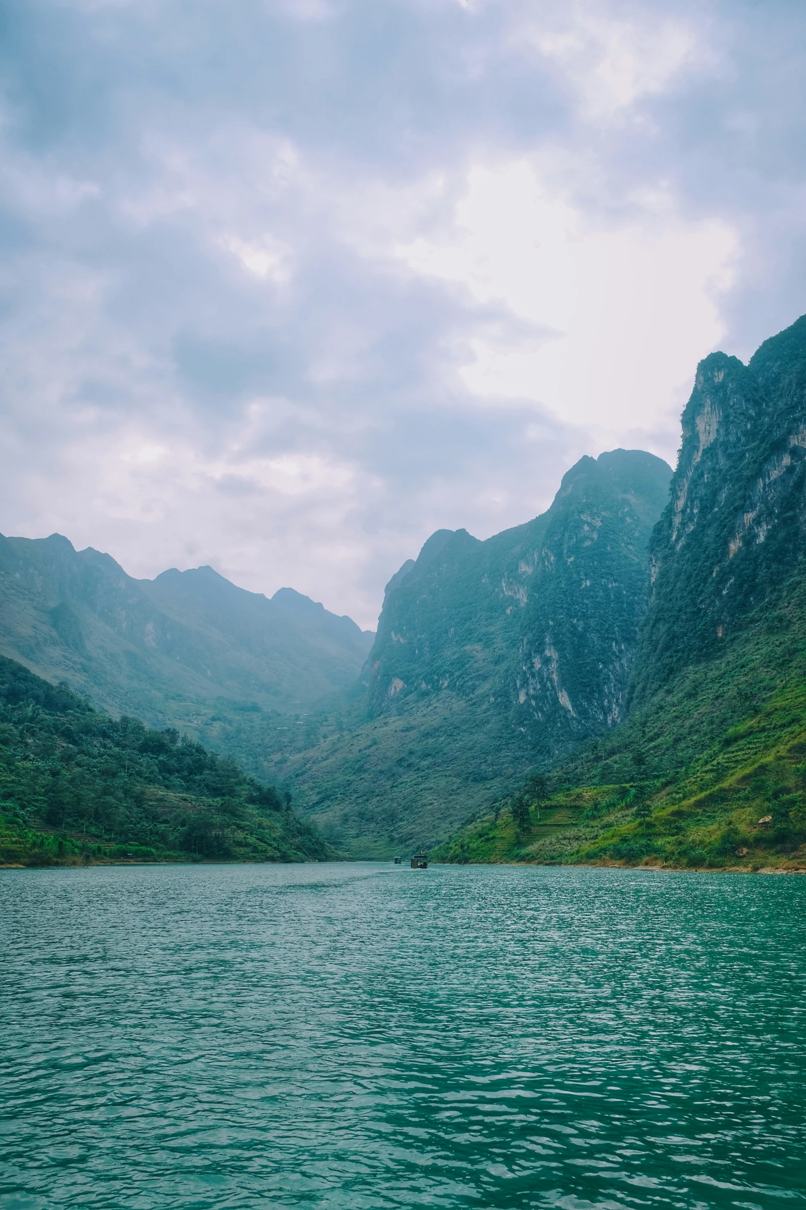 the mountains and lake are in the middle of the valley