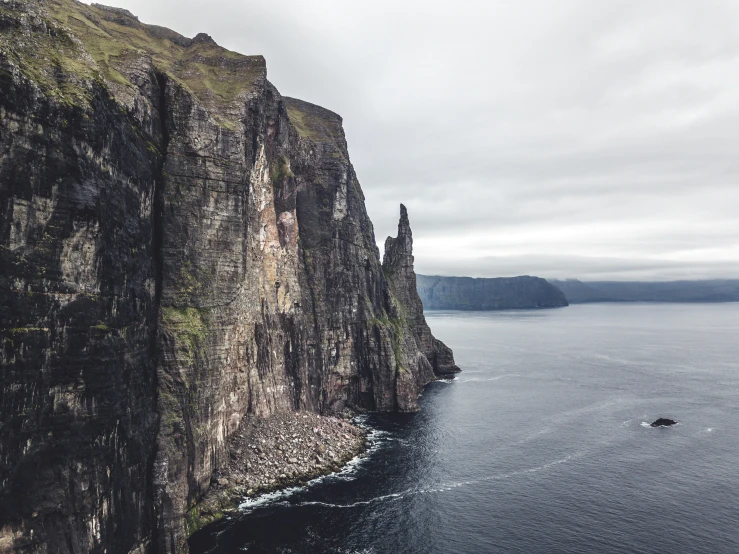 a mountain in the middle of the ocean