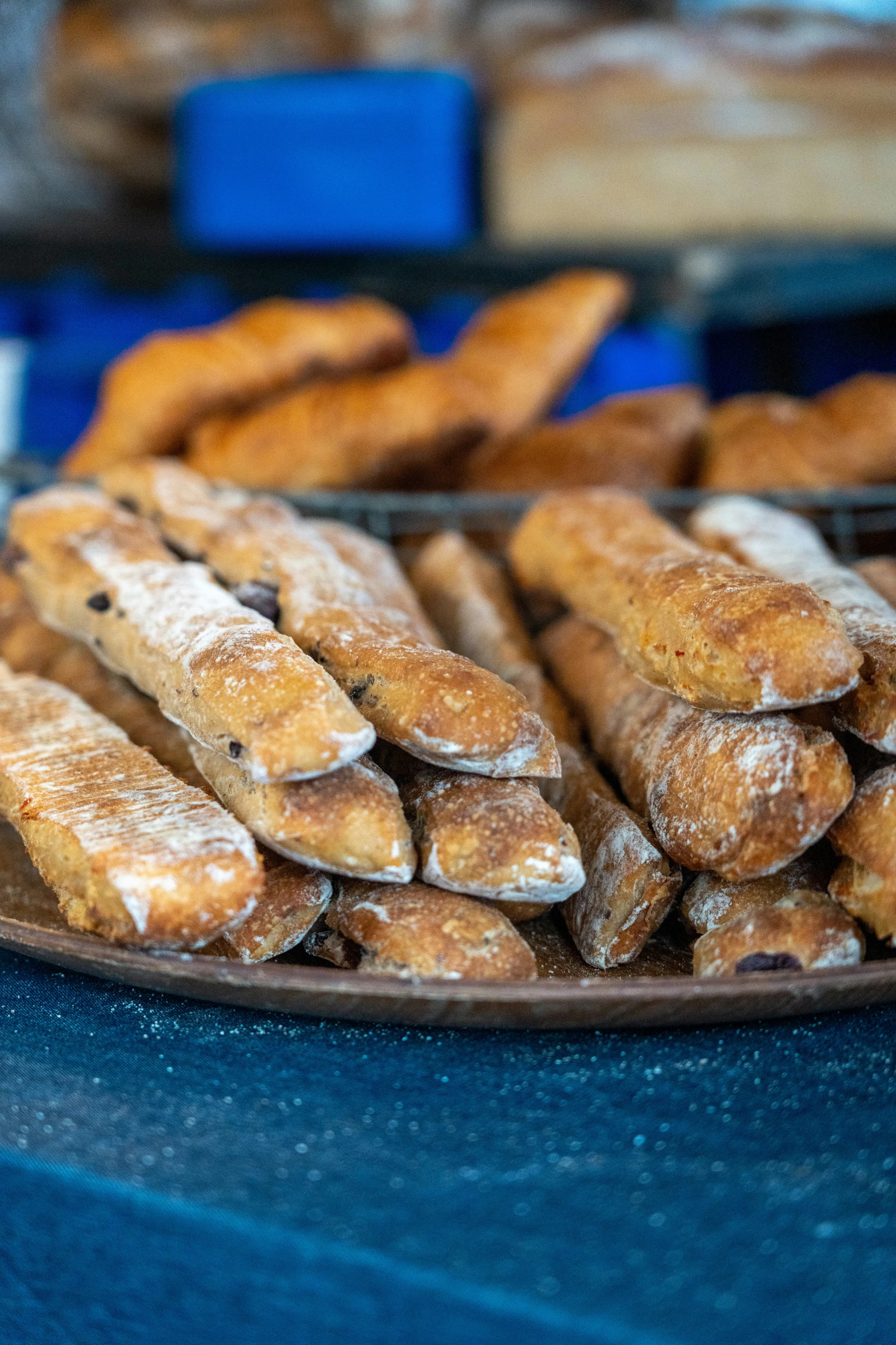 many sugar biscuits are arranged on a plate