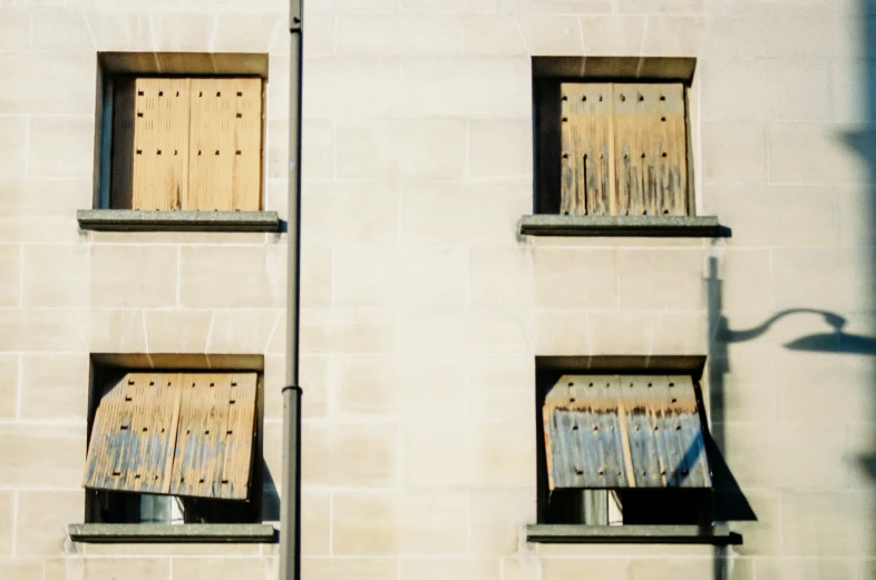 there are three windows with blinds in the windows