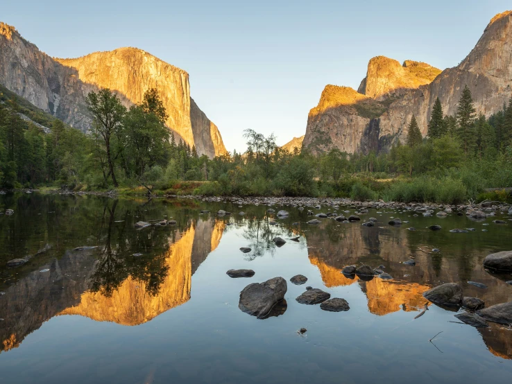 there are several rock formations in the water