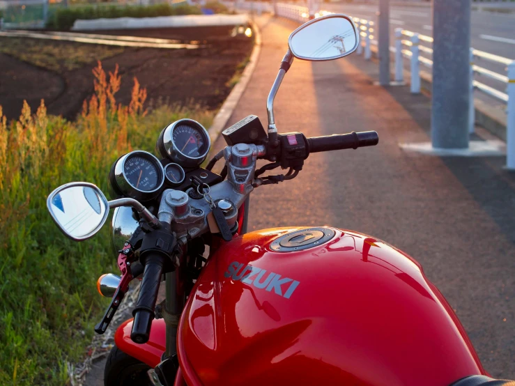 a motorcycle is parked on the side of the road